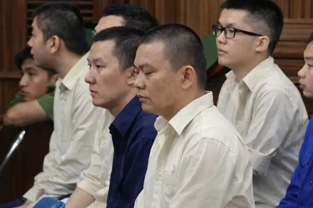 Bị cáo Hoàng Trọng Vỹ (bên phải hàng đầu) cùng đồng phạm tại tòa ngày 27/2. Ảnh: Hải Duyên