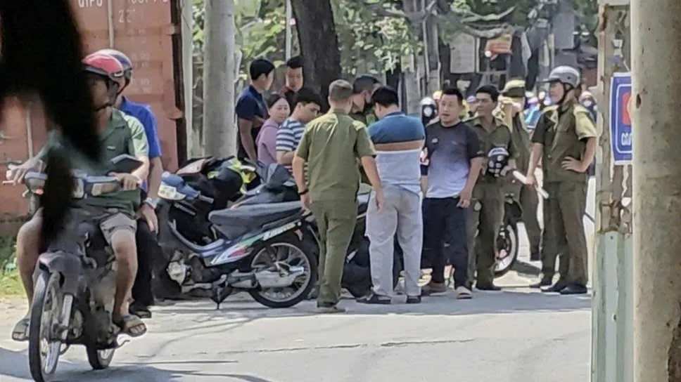 Người đàn ông truy đuổi, đâm hai thanh niên ở TP HCM