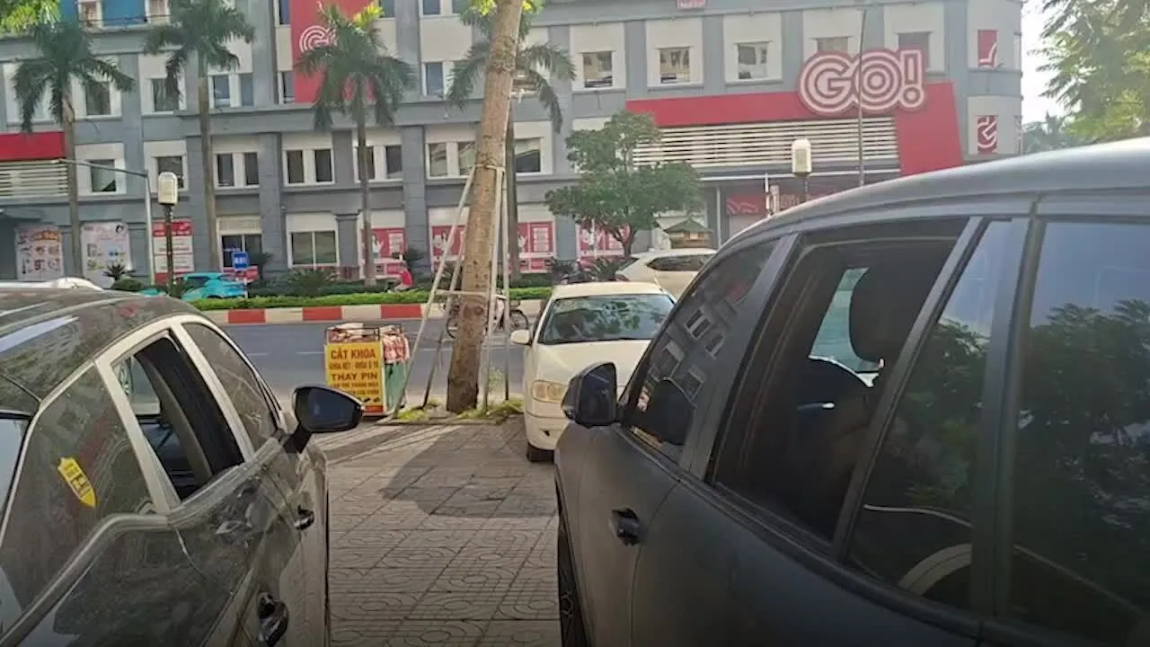 Hàng loạt ôtô đỗ dưới chung cư bị đập vỡ kính