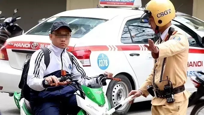 Vì sao xe máy điện tốc độ giới hạn chỉ 50 km/h vẫn có thể bị cấm với học sinh?