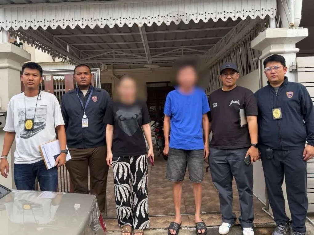 Hai nghi phạm đã được làm mờ mặt, khi bị cảnh sát Thái Lan bắt giữ. Ảnh: Thai TV5 HD