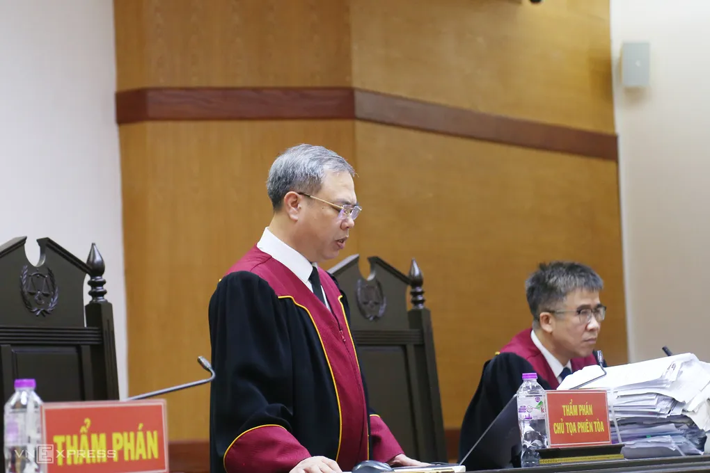 Thẩm phán, chủ tọa phiên tòa Võ Hồng Sơn công bố bản án, chiều 7/10. Ảnh: Phạm Dự