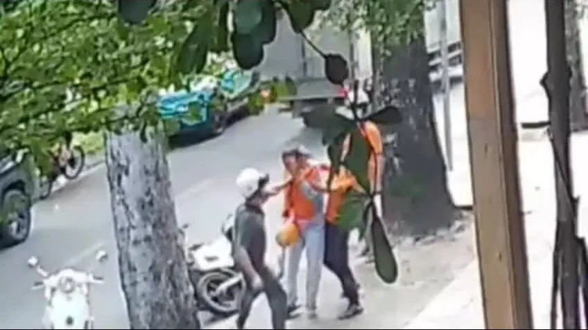 Mâu thuẫn vì tạt đầu xe, ba người đánh nhau giữa đường ở TP HCM