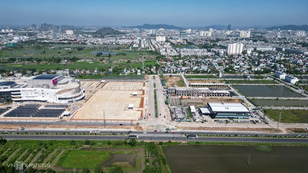 Khu dân cư Quảng Thành của Công ty Đông Á nằm ở vị trí đắc địa, sát đường tránh quốc lộ 1A qua đô thị Hạc Thành và ngay cạnh một trung tâm thương mại lớn chuẩn bị khai trương. Ảnh: Lam Sơn