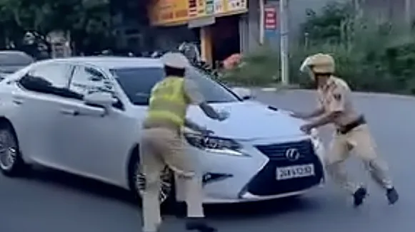 Nữ tài xế chống đối cảnh sát giao thông khi bị kiểm tra giấy tờ