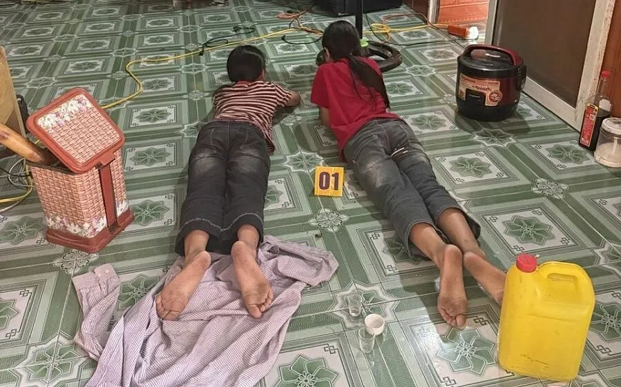Cơ quan điều tra dựng lại hiện trường các cháu bị bố ruột hành hạ, ngược đãi. Ảnh: Công an cung cấp