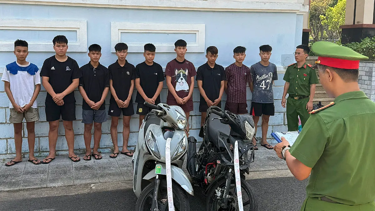 Dàn cảnh rủ đi đánh nhau để kẹp cổ, cướp xe máy