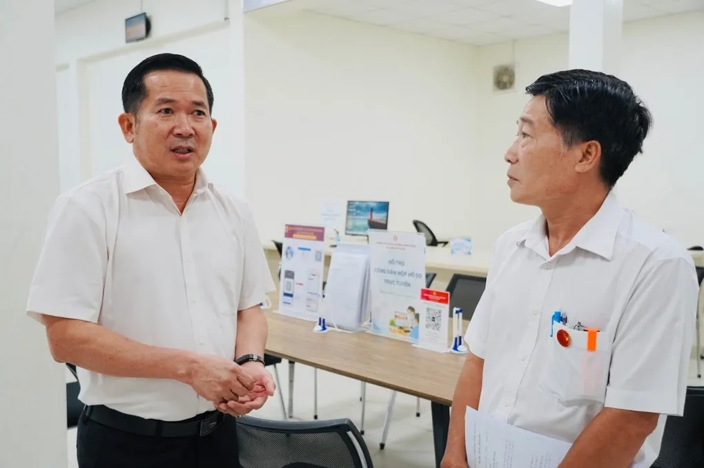 Ông Đinh Văn Nơi nghe báo cáo việc tiếp nhận và trả kết quả thủ tục hành liên quan đến lĩnh vực đất đai. Ảnh: Hoàng Dung
