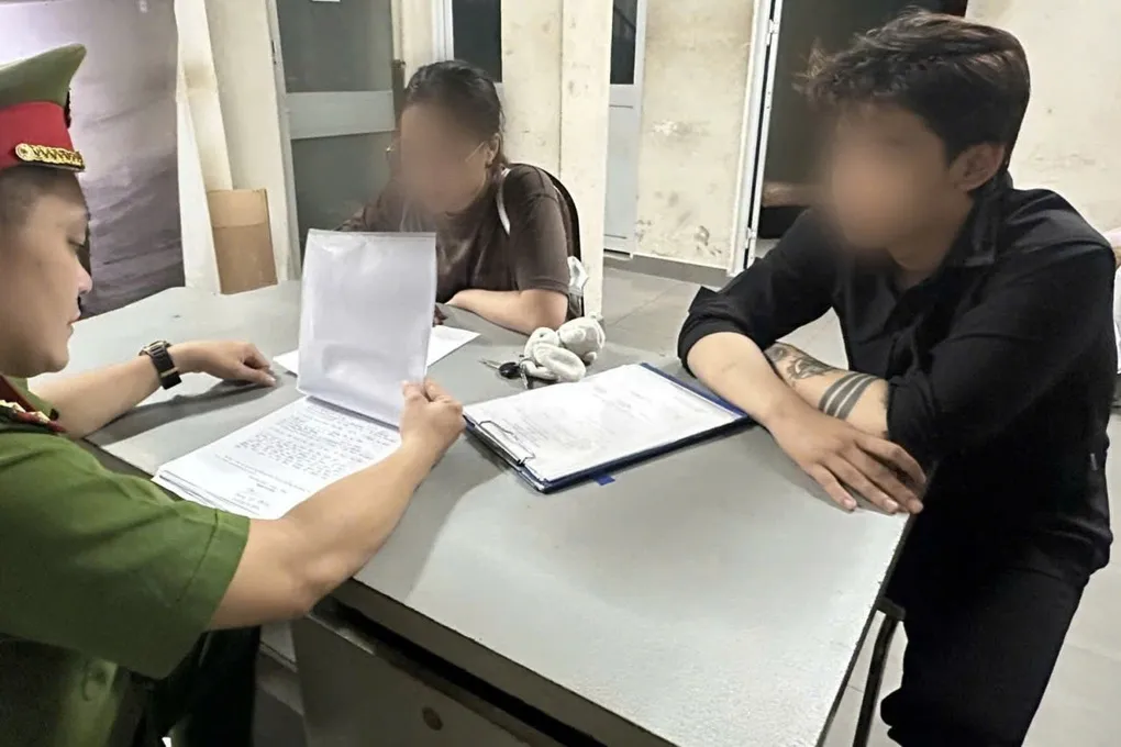 Đôi nam nữ làm việc tại cơ quan công an. Ảnh: Công an Tân Hưng