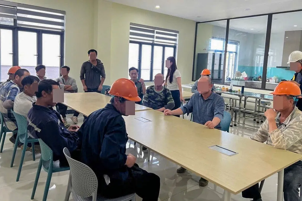 Các công nhân không có giấy phép lao động hoặc không thuộc diện cấp giấy phép lao động. Ảnh: Khanh Huynh