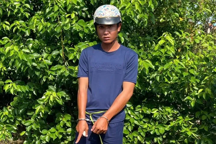 Lê Chí Tưởng chỉ lại hiện trường gây án. Ảnh: Công an Vĩnh Long
