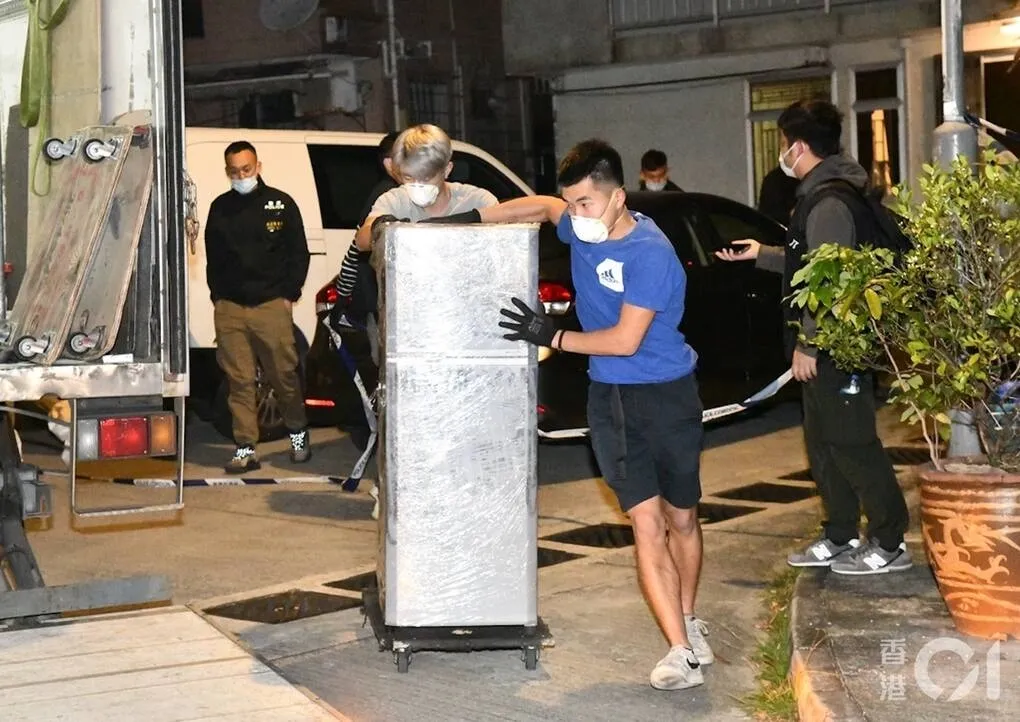 Cảnh sát thu giữ chiếc tủ lạnh tại hiện trường. Ảnh: HK01