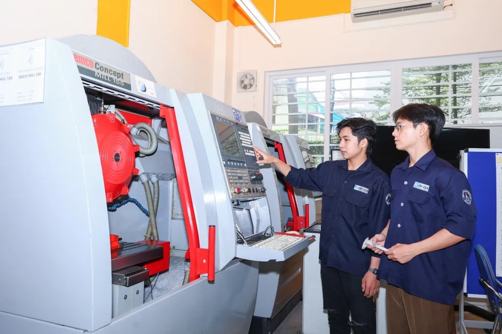 Sinh viên trong buổi học thực hành. Ảnh: HCM-UTE