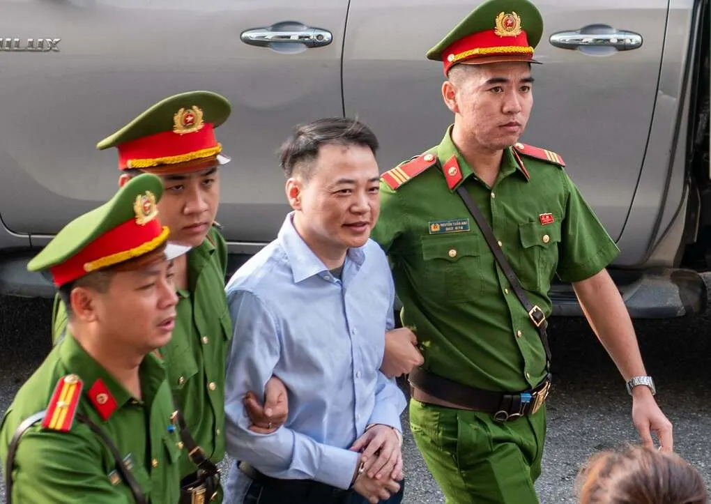 Bị cáo Nguyễn Hòa Bình bị áp giải đến phiên tòa. Ảnh: Hoàng Giang