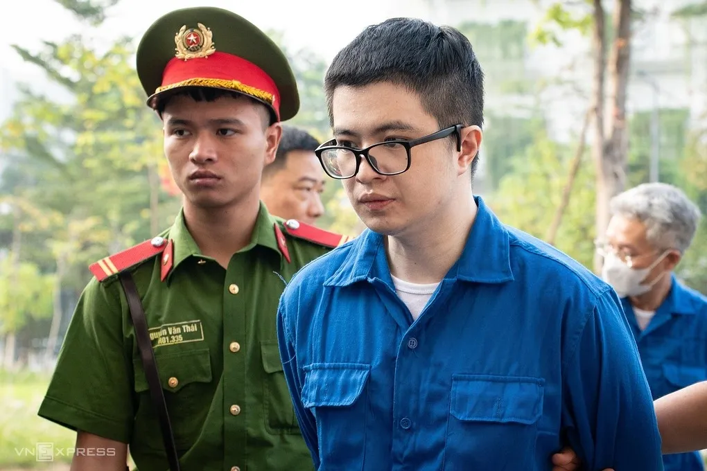 Bị cáo Phó Đức Nam bị dẫn giải đến tòa, sáng 27/10. Ảnh: Hoàng Giang