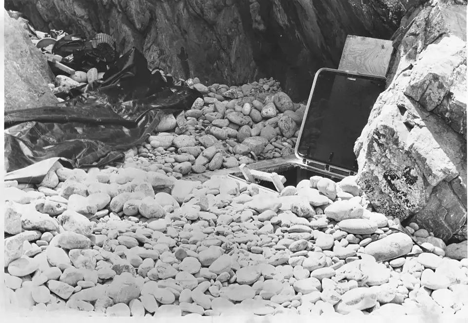 Cánh cửa dẫn xuống boong-ke ngầm. Ảnh: BBC Cymru Wales