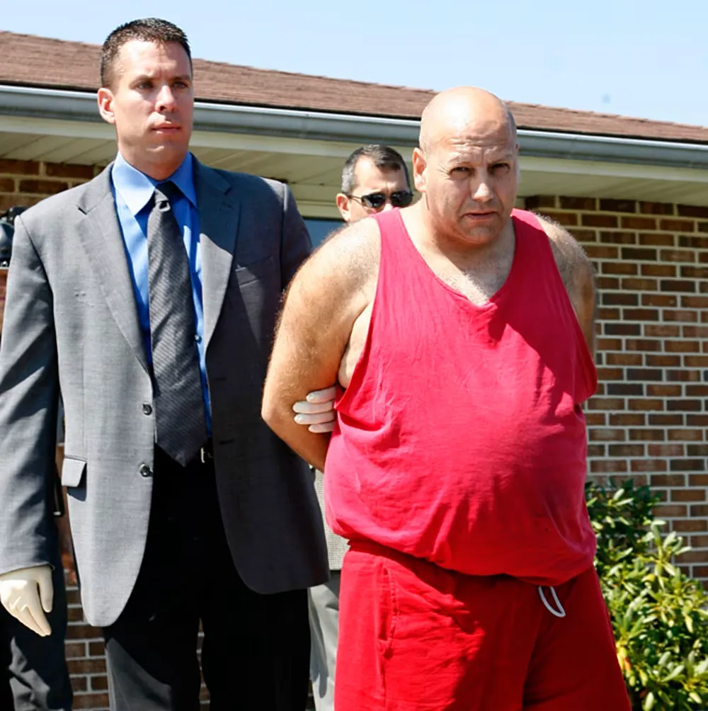 Sĩ quan Robert Betnar bắt giữ Joseph Geiger vào ngày 21/8/2008. Ảnh: NBC