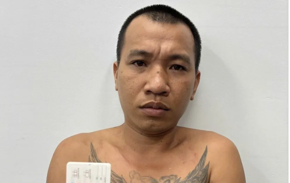 Phan Văn Chương tại cơ quan điều tra. Ảnh: Công an Khánh Hòa