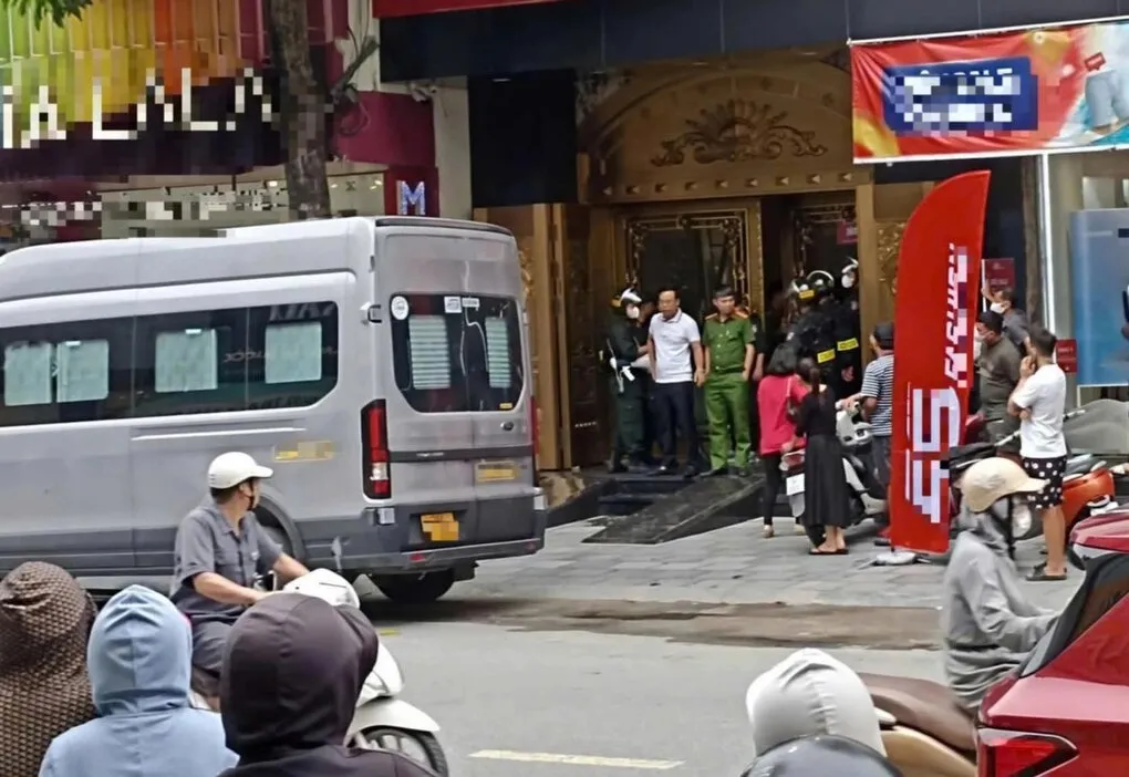 Công an khám xét nhà riêng của Tuấn thần đèn ở Thanh Hóa, ngày 26/5/2025. Ảnh: Lam Sơn