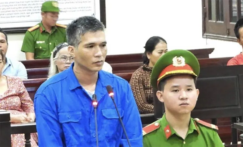 Hồ Sỹ Hùng tại phiên tòa sơ thẩm sáng 27/10. Ảnh: Minh Anh