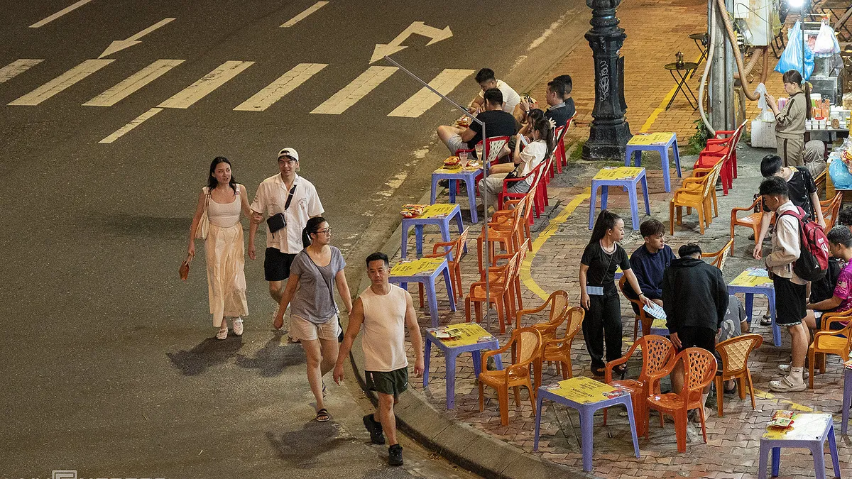 Quán ăn chiếm vỉa hè khiến tôi đi dưới lòng đường bị xe tông, ai phải đền?