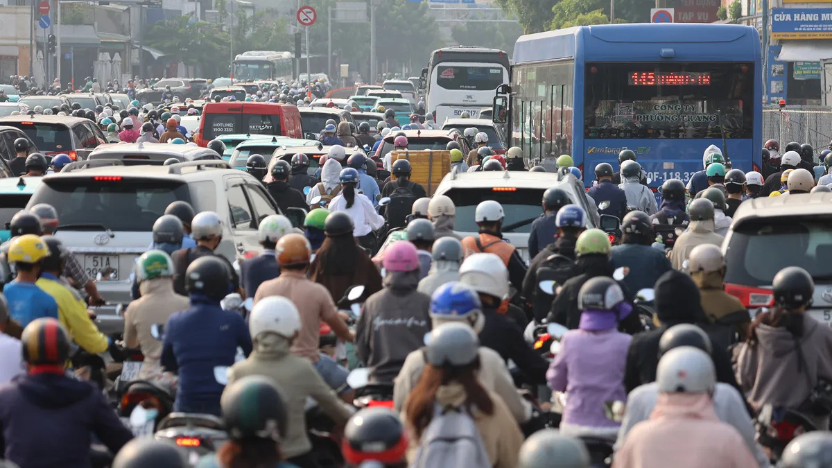 Phải đi xe máy lên vỉa hè do tắc đường, tôi có được miễn phạt?