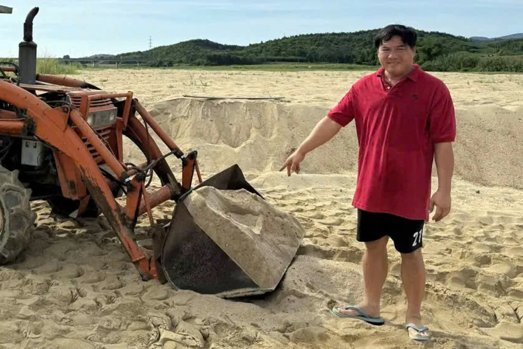 Bị can Cao Văn Tỉnh tại khu vực khai thác cát trộm ven sông Thu Bồn. Ảnh: Thành Huynh
