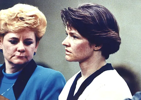 Jennifer Reali (phải) trong phiên tòa xét xử tại tòa án quận El Paso, bang Colorado năm 1992, bên cạnh là điều tra viên bào chữa Jeanne Brooks. Ảnh: Gazette
