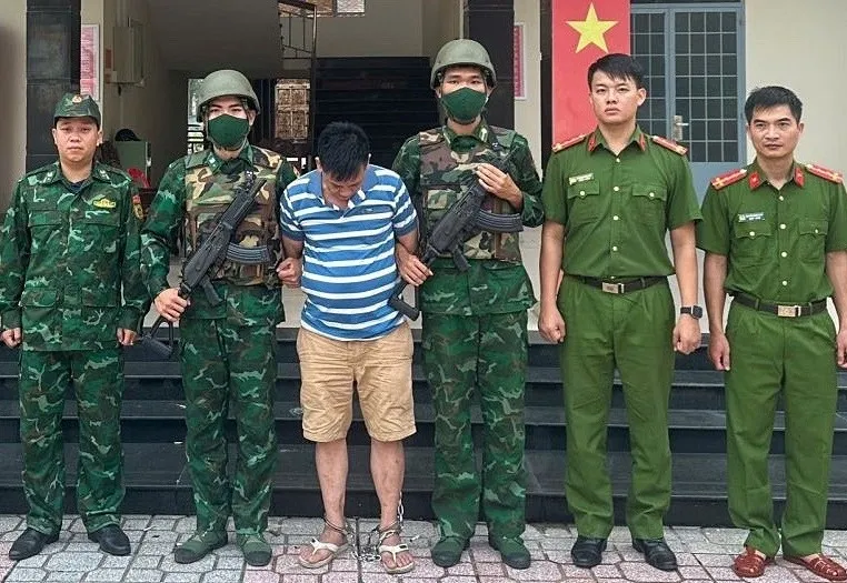 Trần Thành Long lúc bị bắt ở khu vực cửa khẩu Mộc Bài. Ảnh: Công an Quảng Ngãi