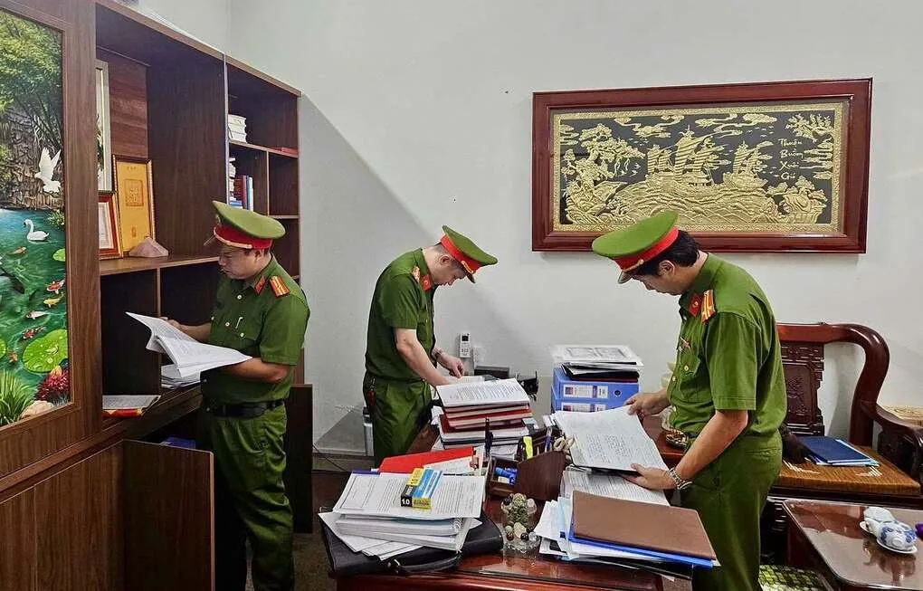 Công an khám xét nơi làm việc của Đinh Thanh Tùng. Ảnh: Công an cung cấp