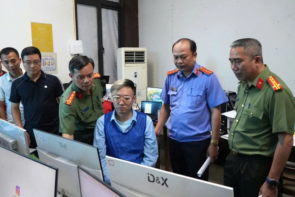 Cơ quan điều tra khám xét hệ thống máy chủ ở phường Nghi Sơn. Ảnh: Lam Sơn